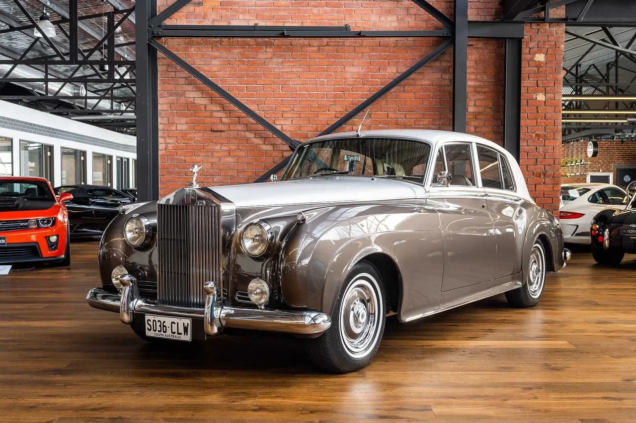 Gray-painted Vintage Rolls-Royce 1959, paintwork Gray-painted Vintage Rolls-Royce 1959, paintwork