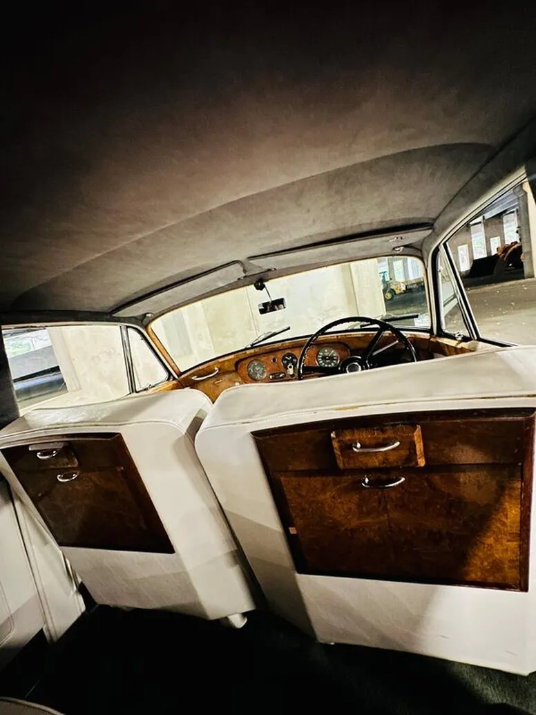 1959 Rolls-Royce Silver Cloud interior, photo 10 for wedding car rental in North Attleboro, MA 1959 Rolls-Royce Silver Cloud interior, photo 10 for wedding car rental in North Attleboro, MA