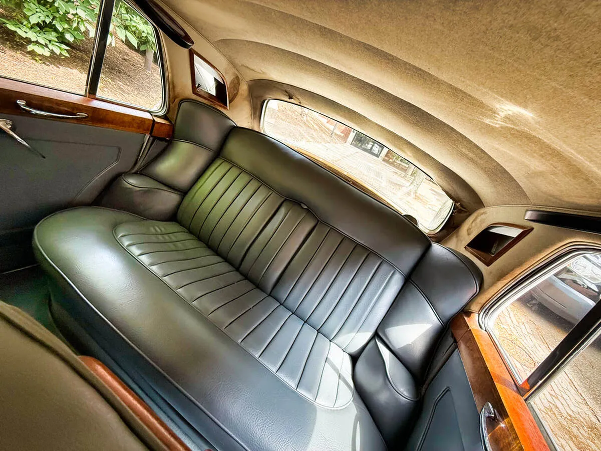 1961 Rolls-Royce Silver Cloud interior, photo 9 for wedding car rental in North Attleboro, MA