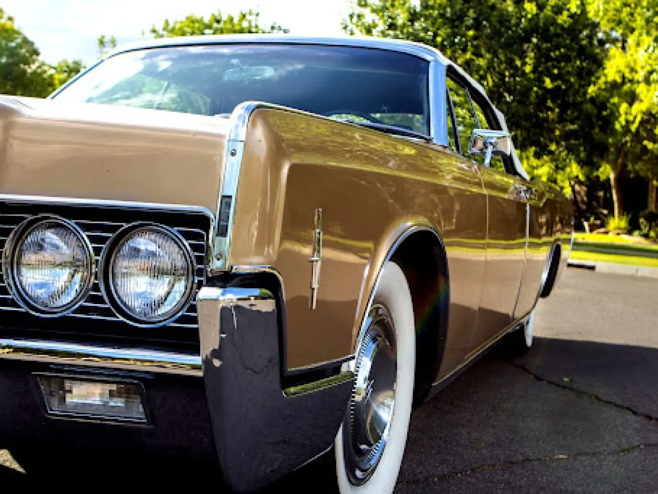 Gold-painted 1966 Lincoln Continental - Goldie [4]