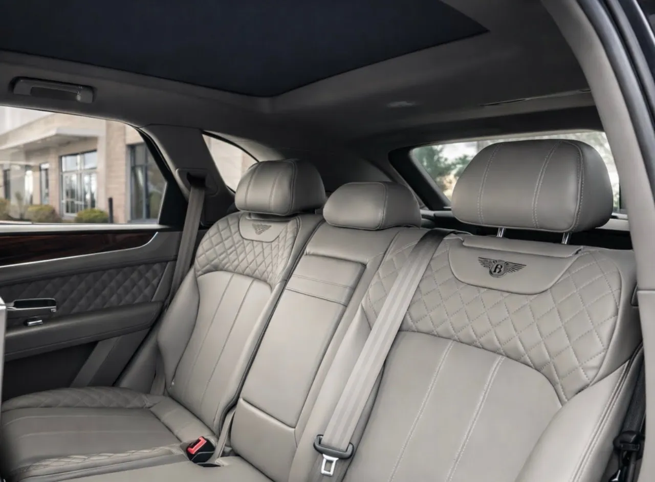 Black-painted Bentley Bentayga [3]