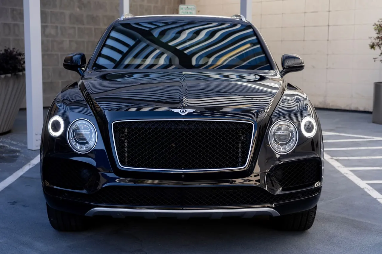 Black-painted Bentley Bentayga [3]
