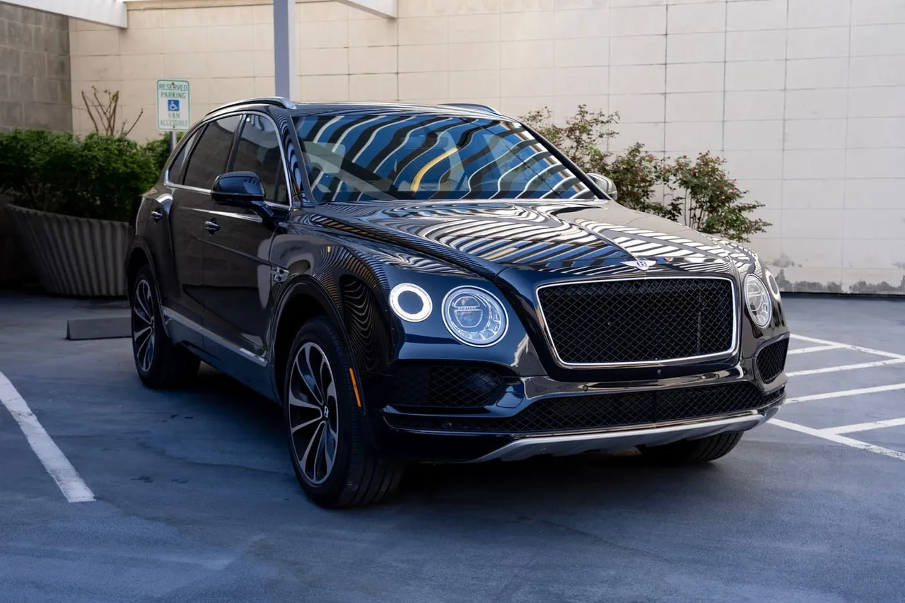 Black-painted Bentley Bentayga [4]