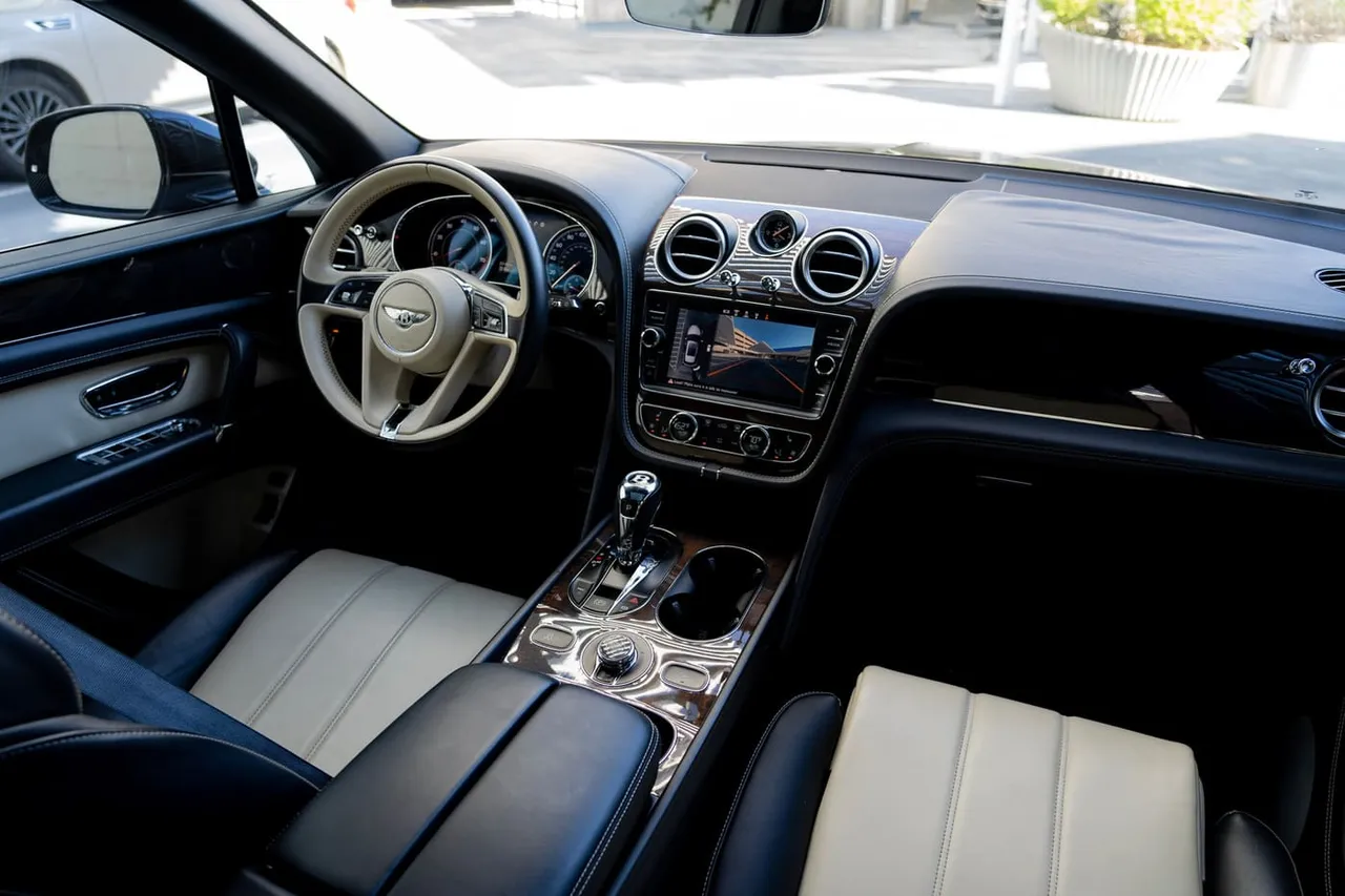 Black-painted Bentley Bentayga [5]