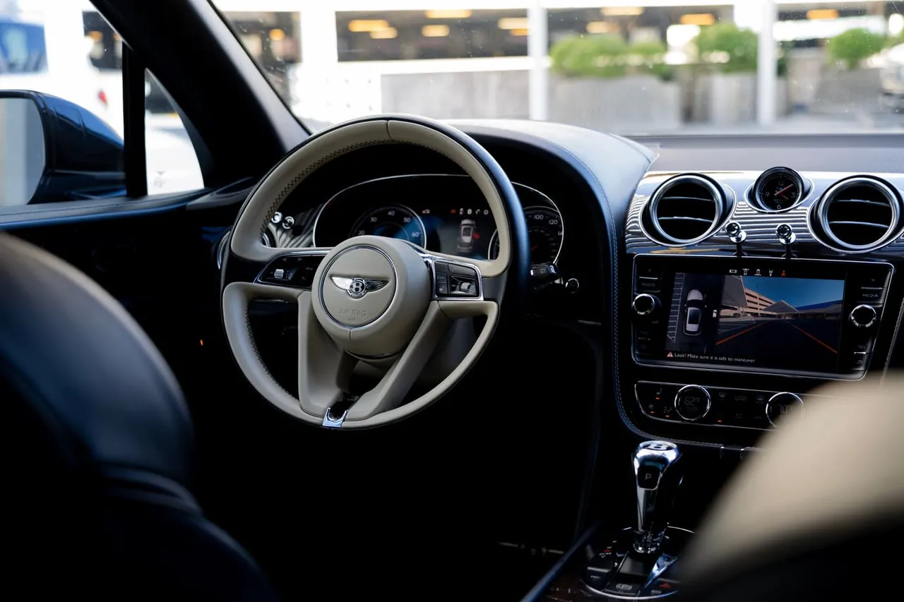 Black-painted Bentley Bentayga [6]