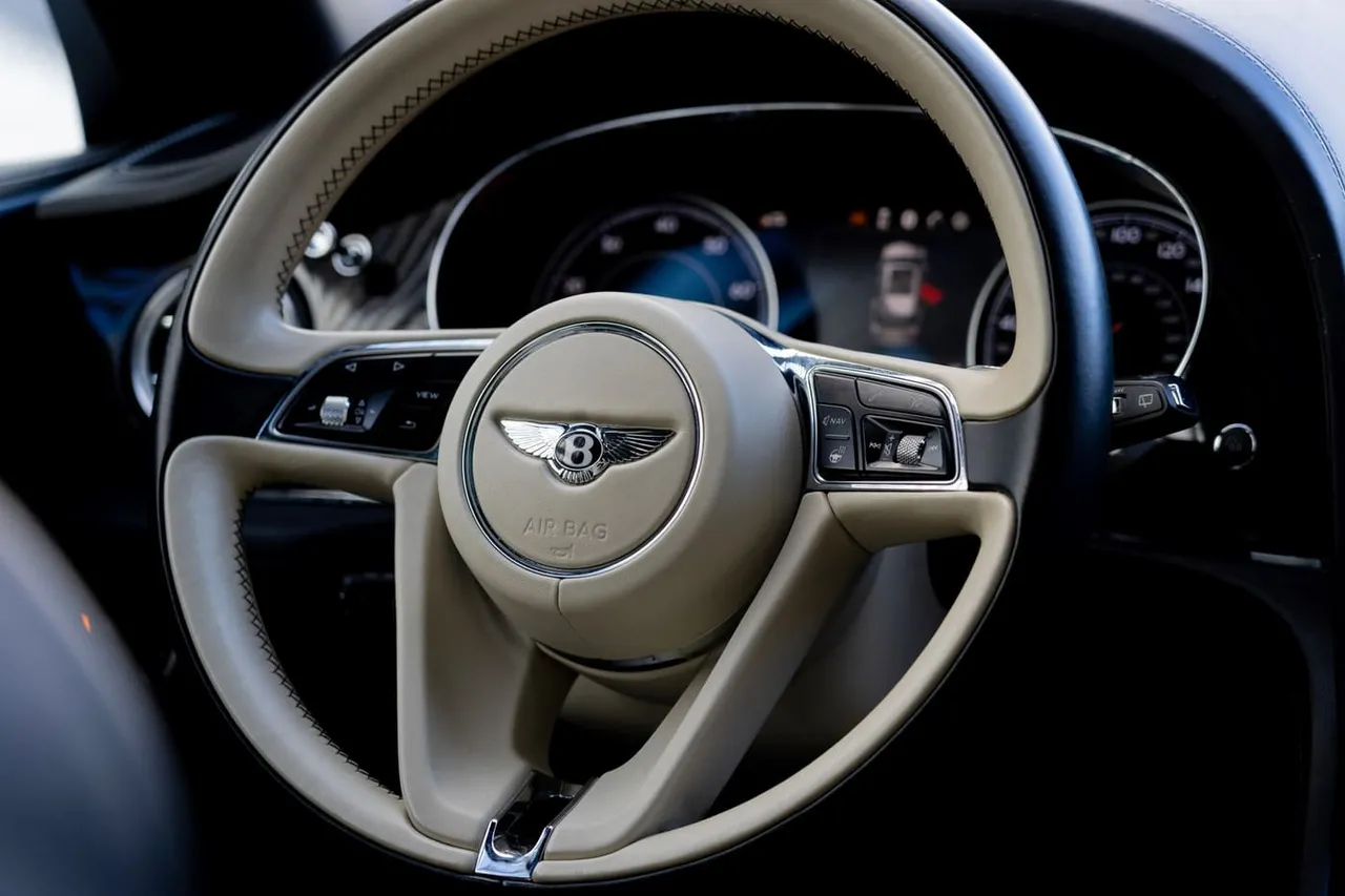 Black-painted Bentley Bentayga [7]