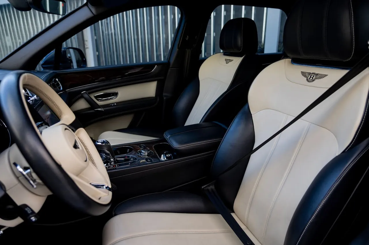 Black-painted Bentley Bentayga [8]
