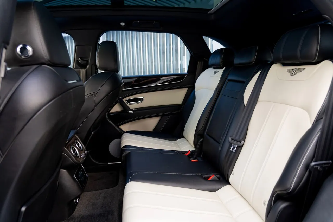Black-painted Bentley Bentayga [9]