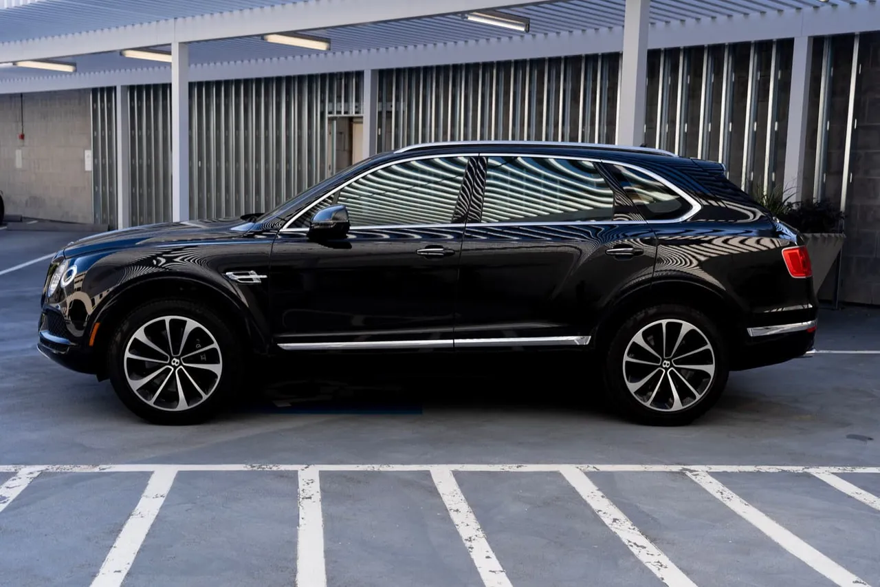 Black-painted Bentley Bentayga [10]