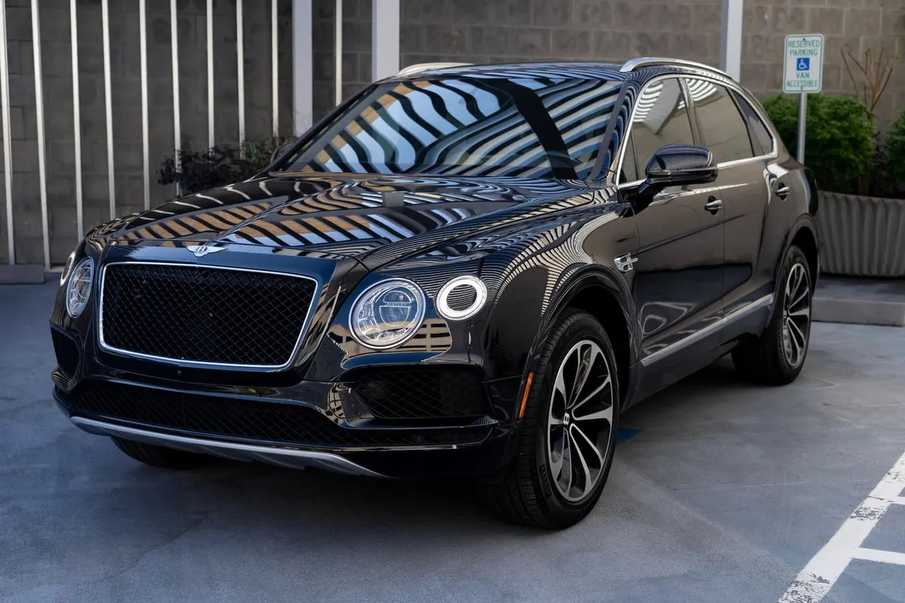 Black-painted Bentley Bentayga [2]