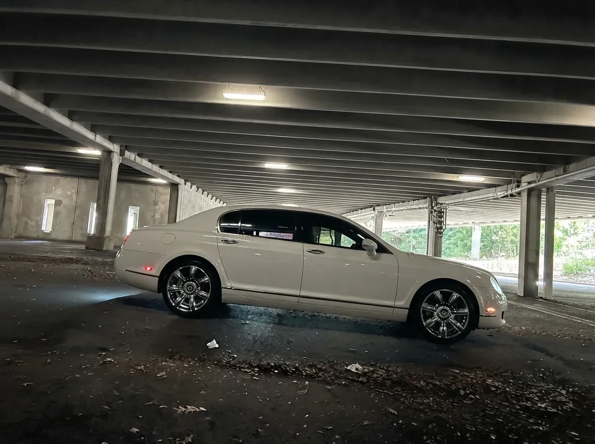 White-painted Bentley Continental Flying Spur [5]