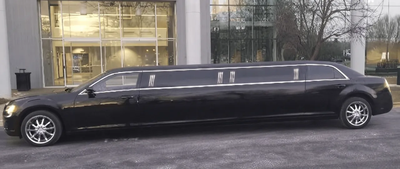 Black-painted C300 Limousine [2]