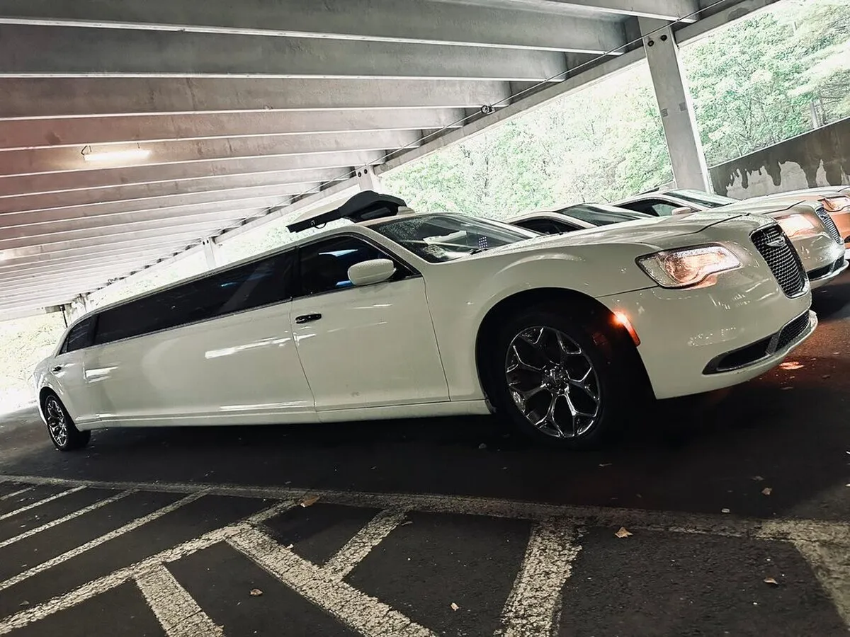 Chrysler 300 White Chrysler 300 for limo rental