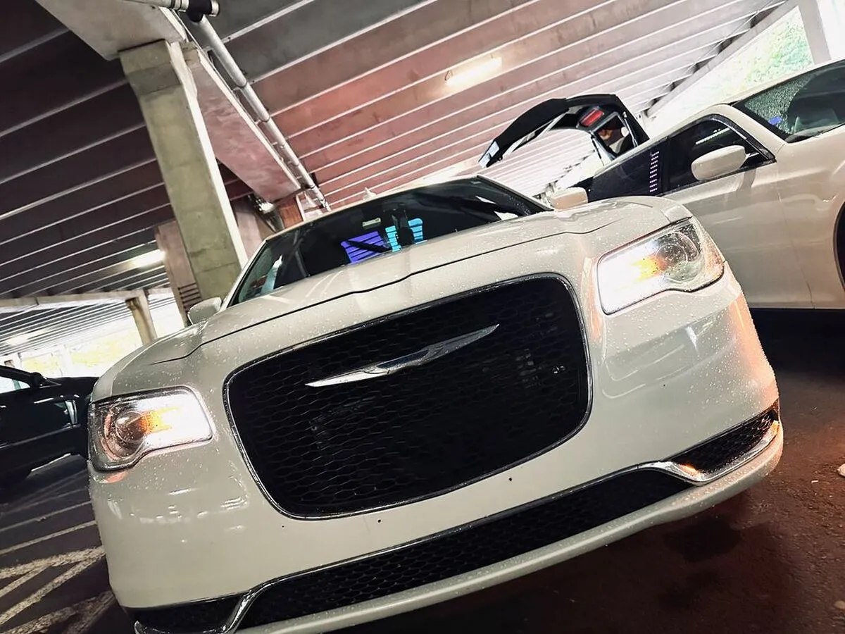 White Chrysler 300 exterior for limo rental