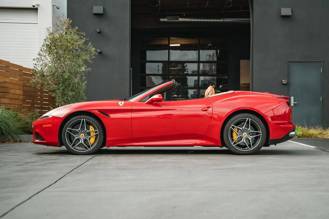 Red-painted Ferrari California T [3]