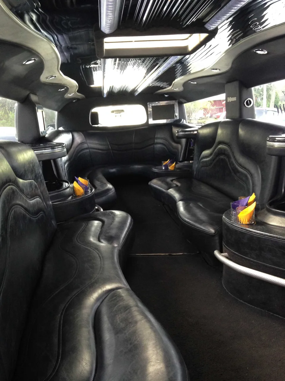 Hummer H2 Limousine - Elizabeth Taylor interior, photo 3 for limo rental