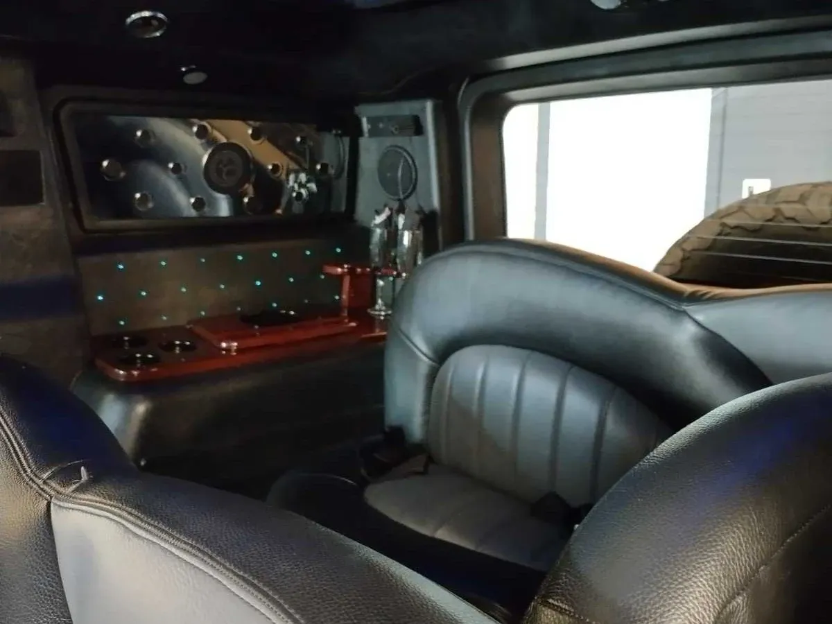 White-painted Hummer Limousine [4]