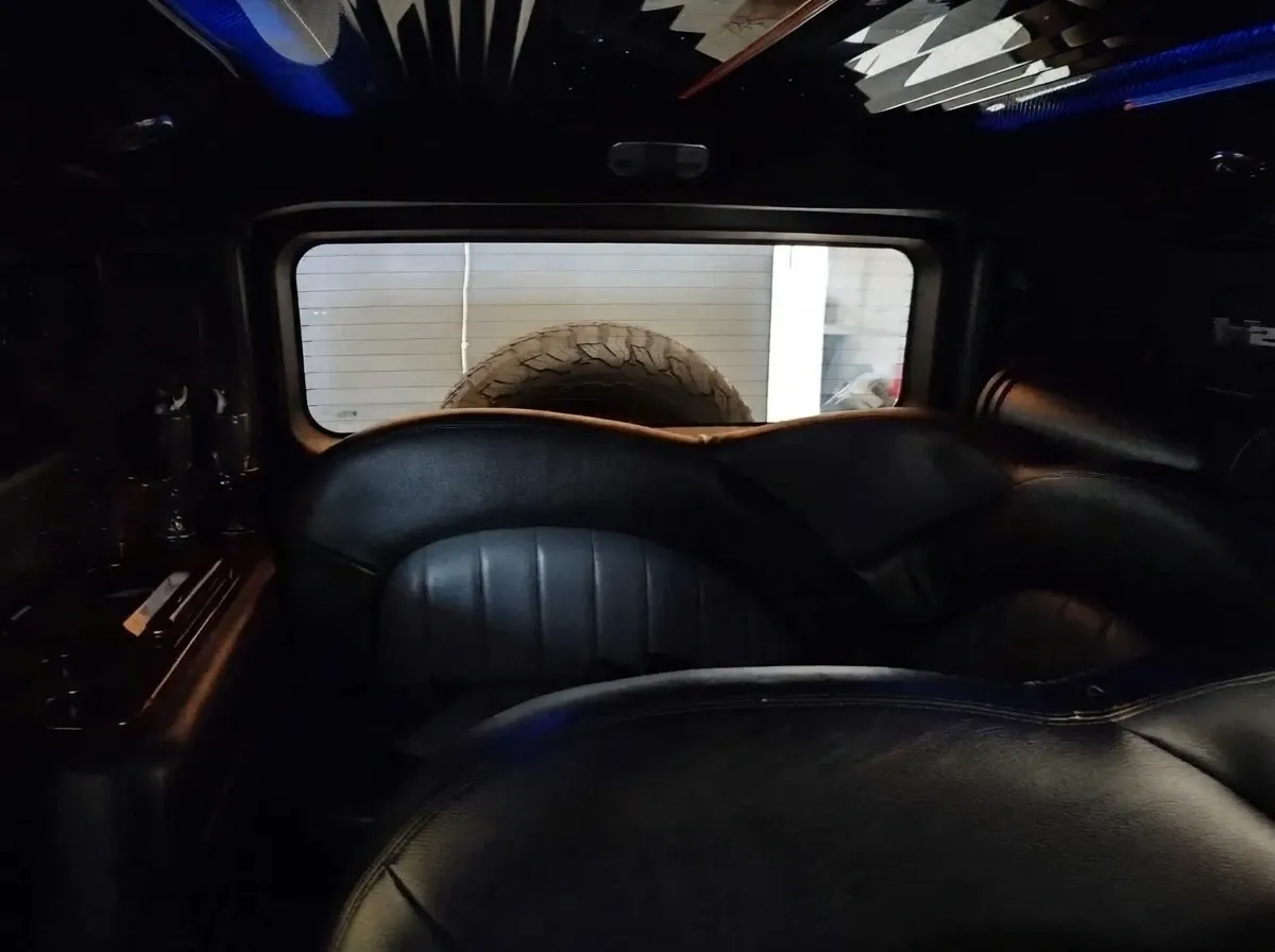 Black-painted Hummer Limousine [3]