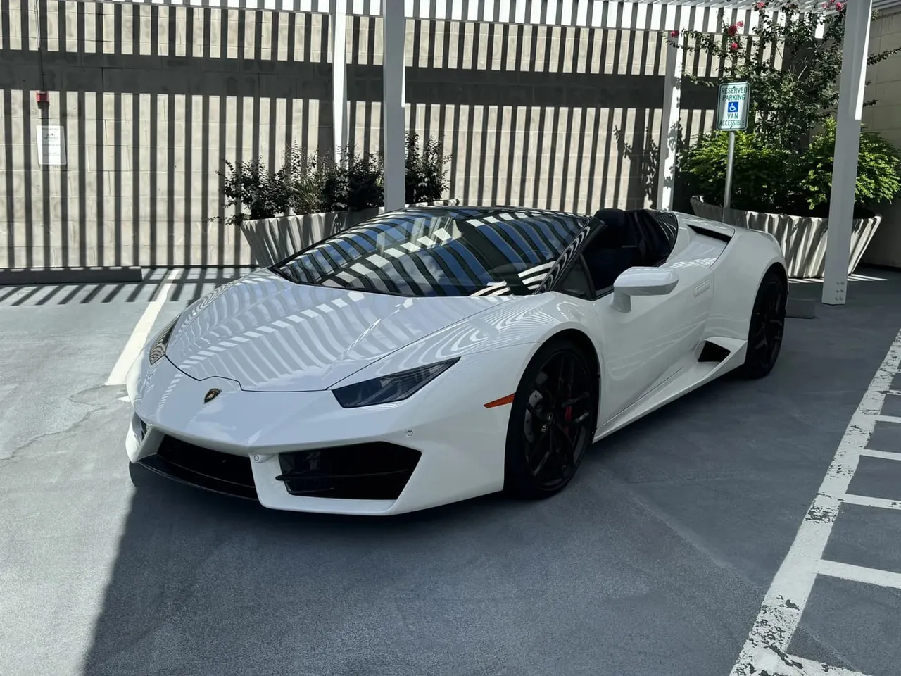 White-painted Lamborghini Huracán Spyder [2]