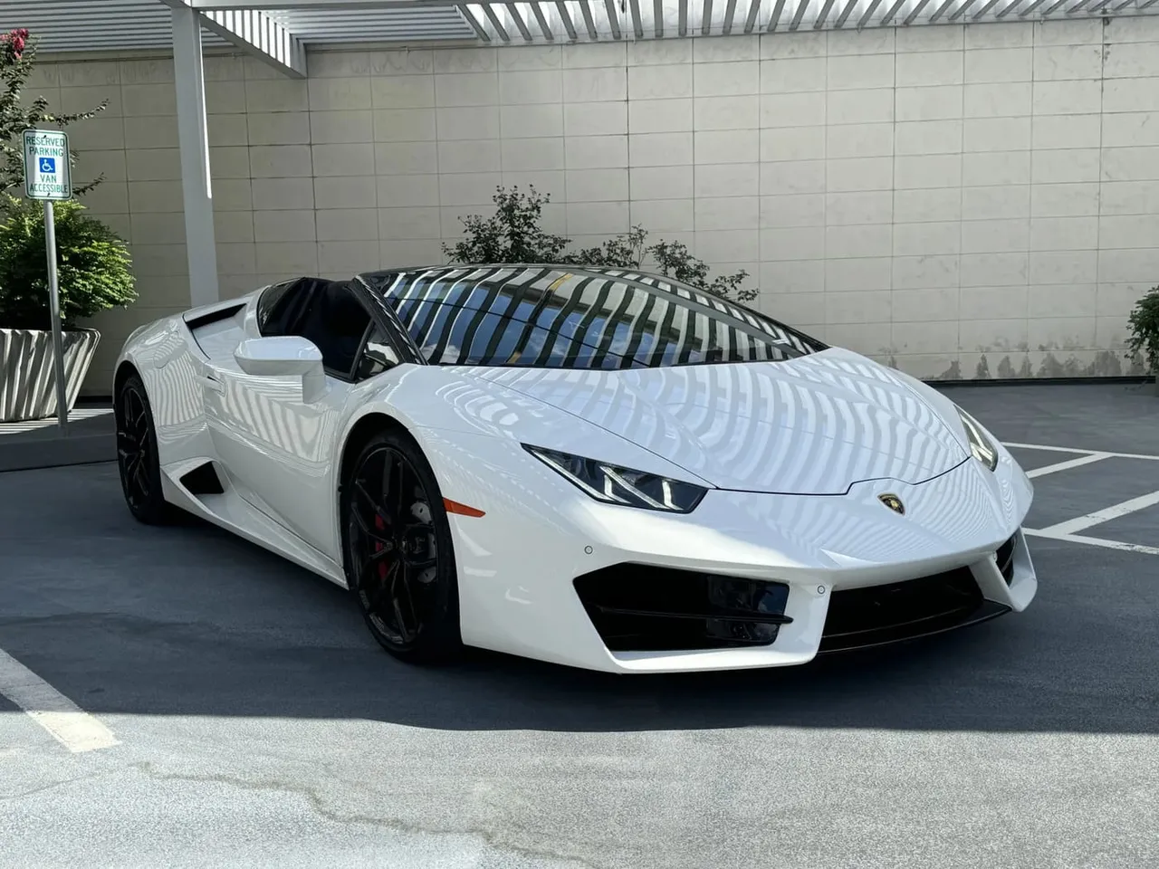 White-painted Lamborghini Huracán Spyder [4]
