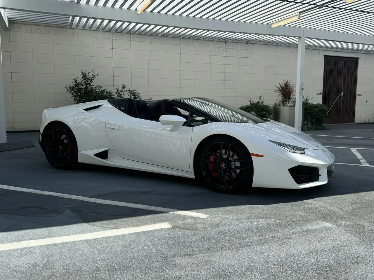 White-painted Lamborghini Huracán Spyder [5]