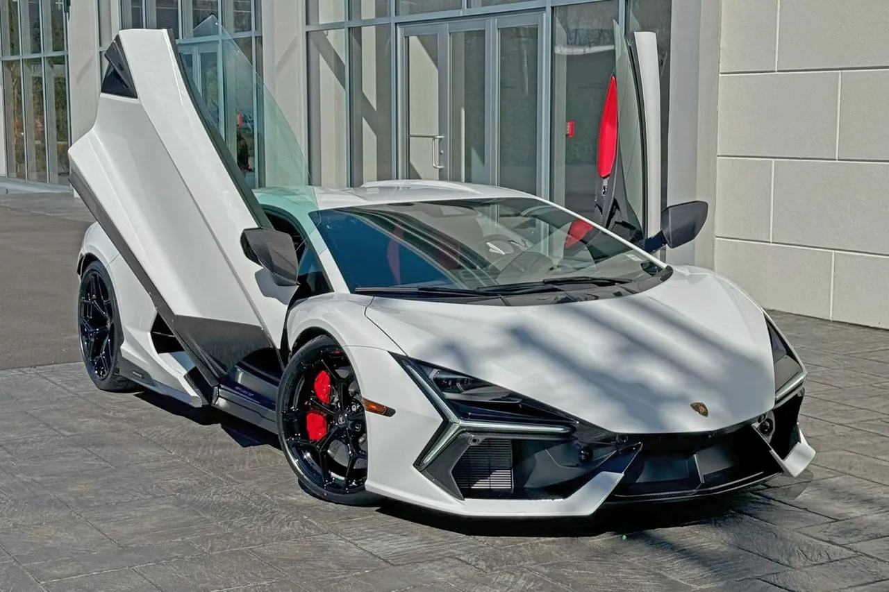 White-painted Lamborghini Revuelto [3]