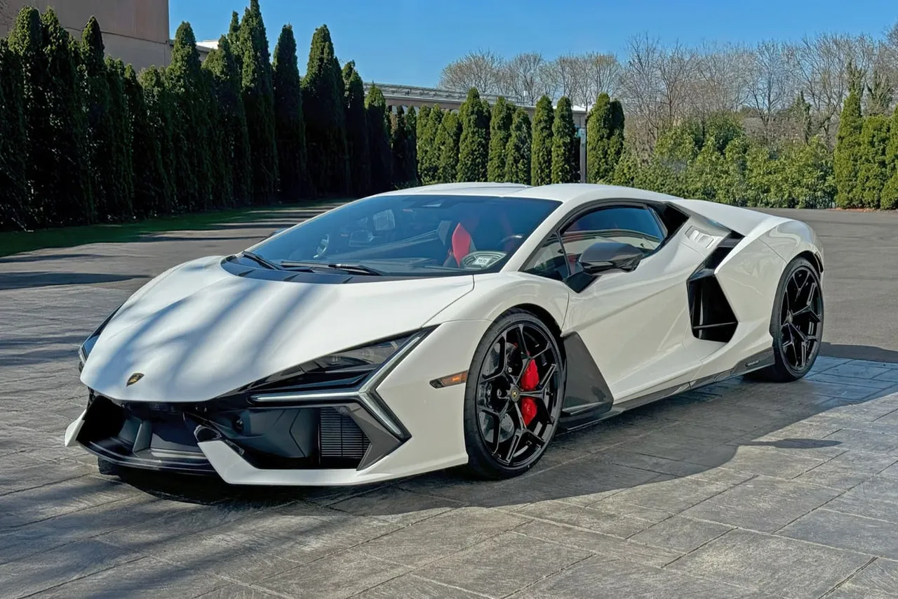 White-painted Lamborghini Revuelto [7]