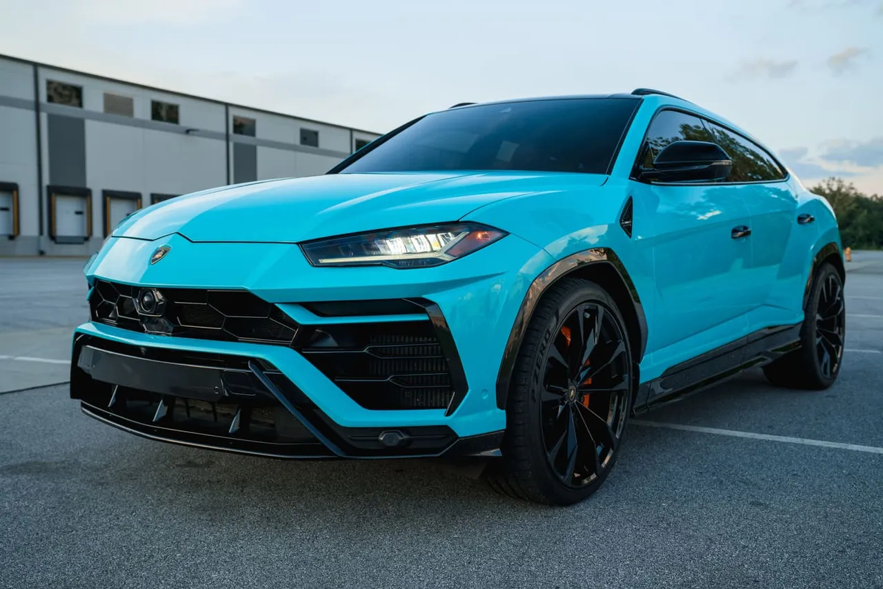 Blue-painted Lamborghini Urus [2]
