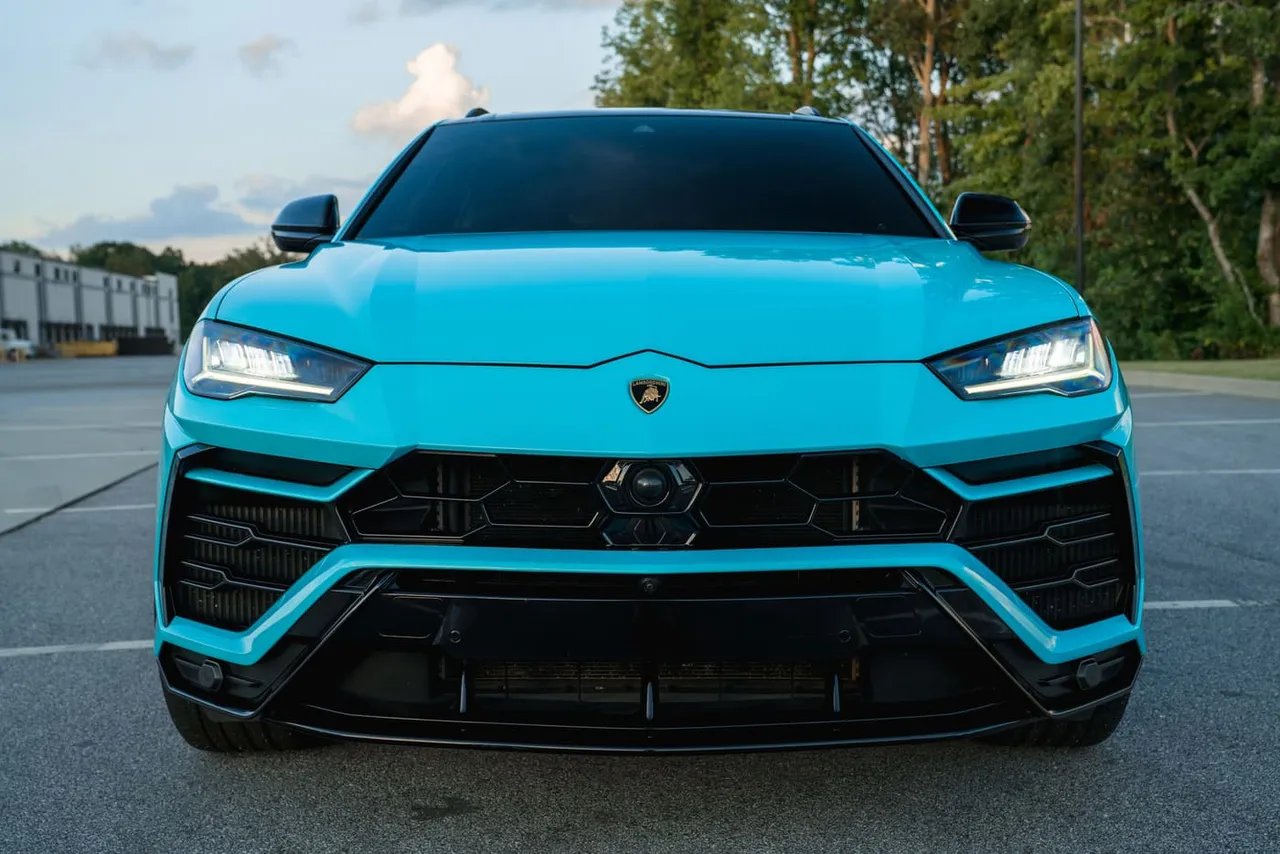Blue-painted Lamborghini Urus [3]
