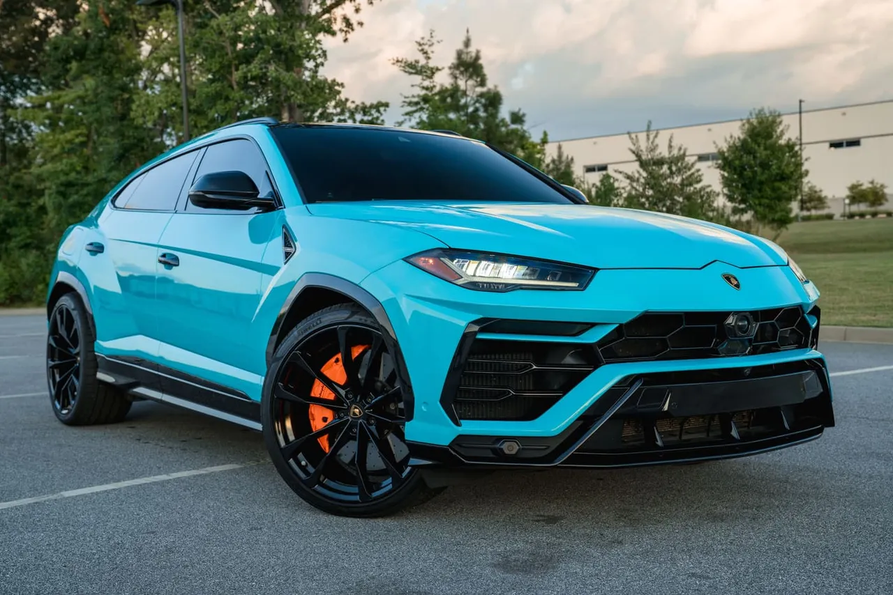 Blue-painted Lamborghini Urus [4]