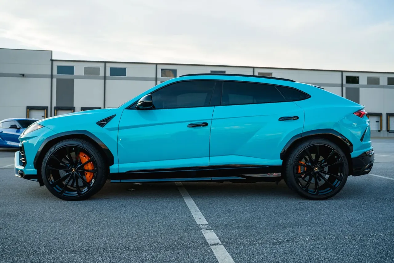 Blue-painted Lamborghini Urus [5]