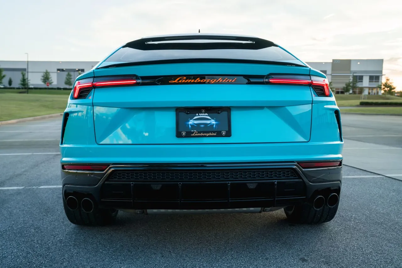 Blue-painted Lamborghini Urus [6]