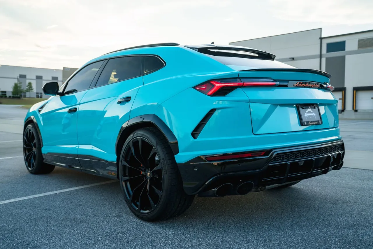 Blue-painted Lamborghini Urus [7]