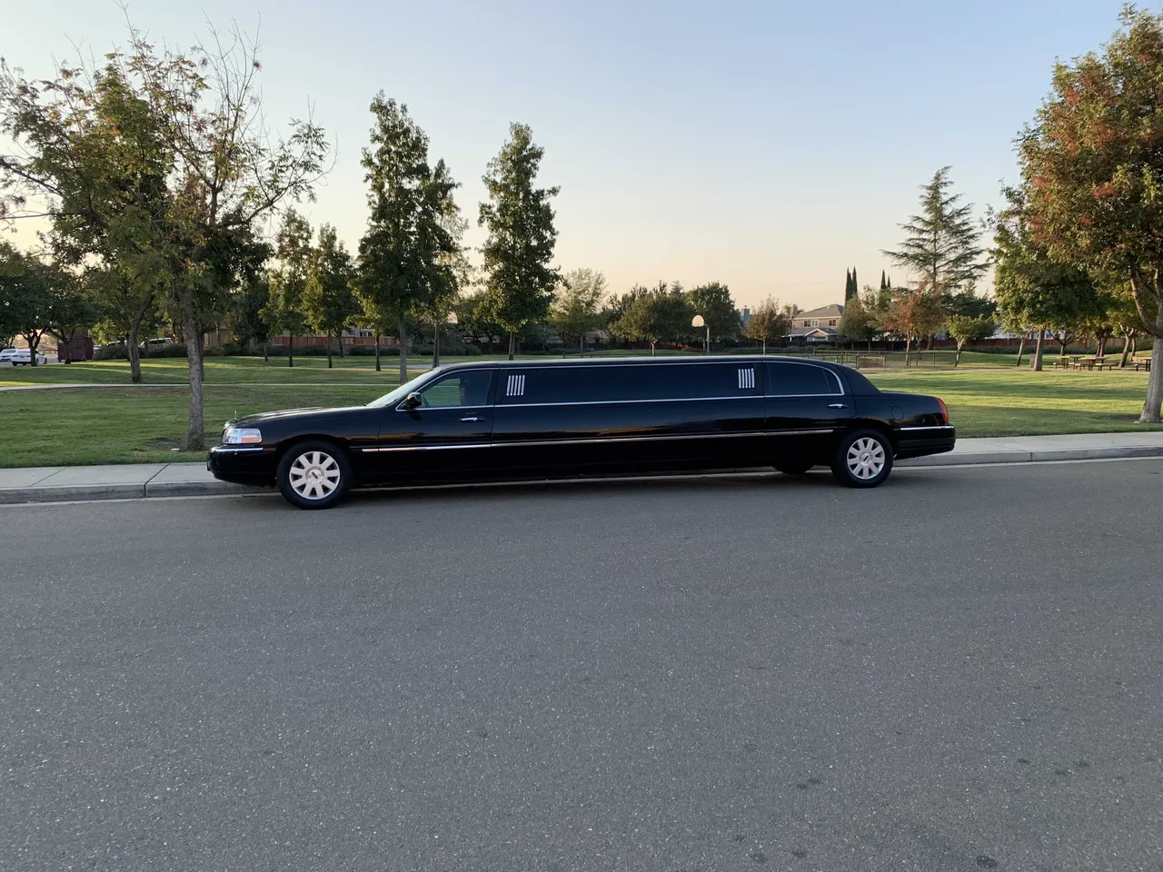 8 Passenger Stretch Limousine Black 8 Passenger Stretch Limousine for limo rental