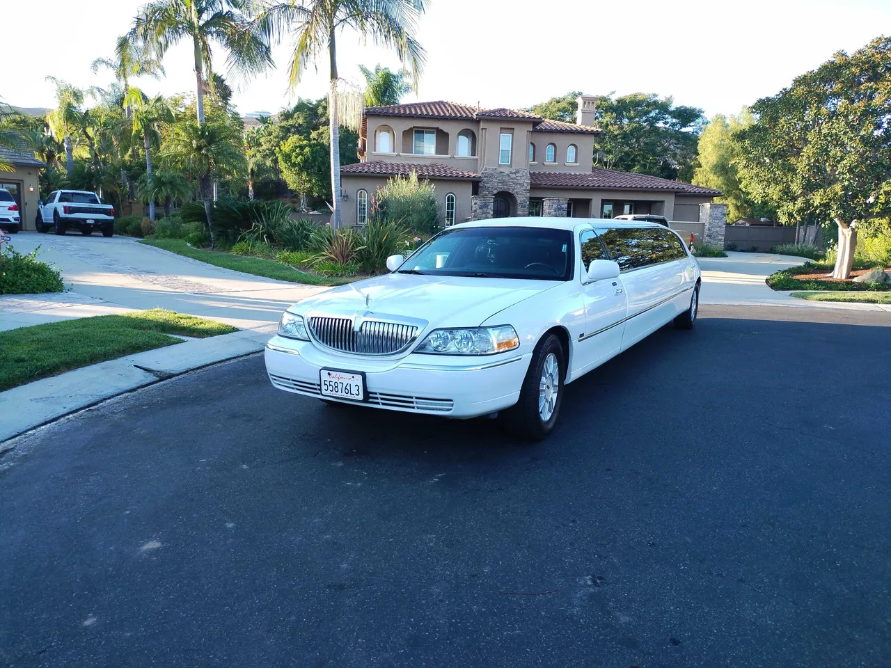 White Lincoln limousine for limo rental in Santa Cruz County, AZ