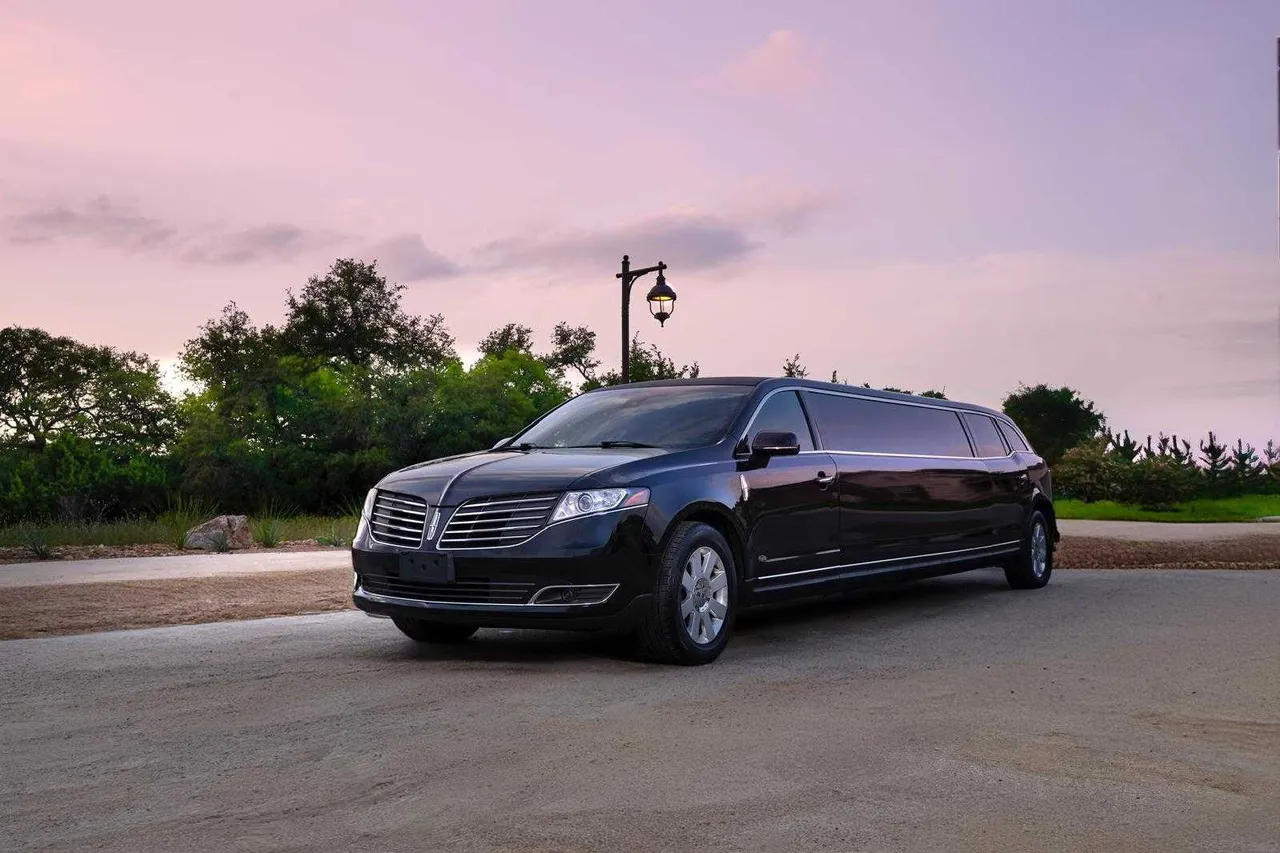 Lincoln MKT Limousine Black Lincoln MKT Limousine for limo rental