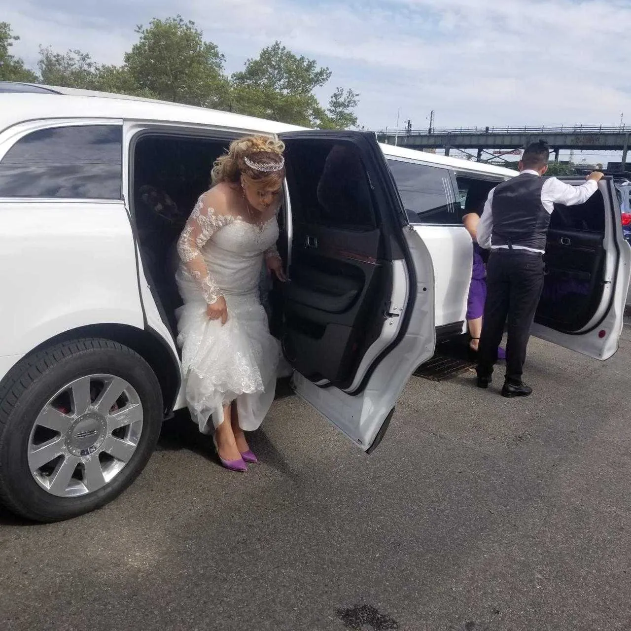 White Lincoln MKT Limo exterior for limo rental in Jefferson County, OH