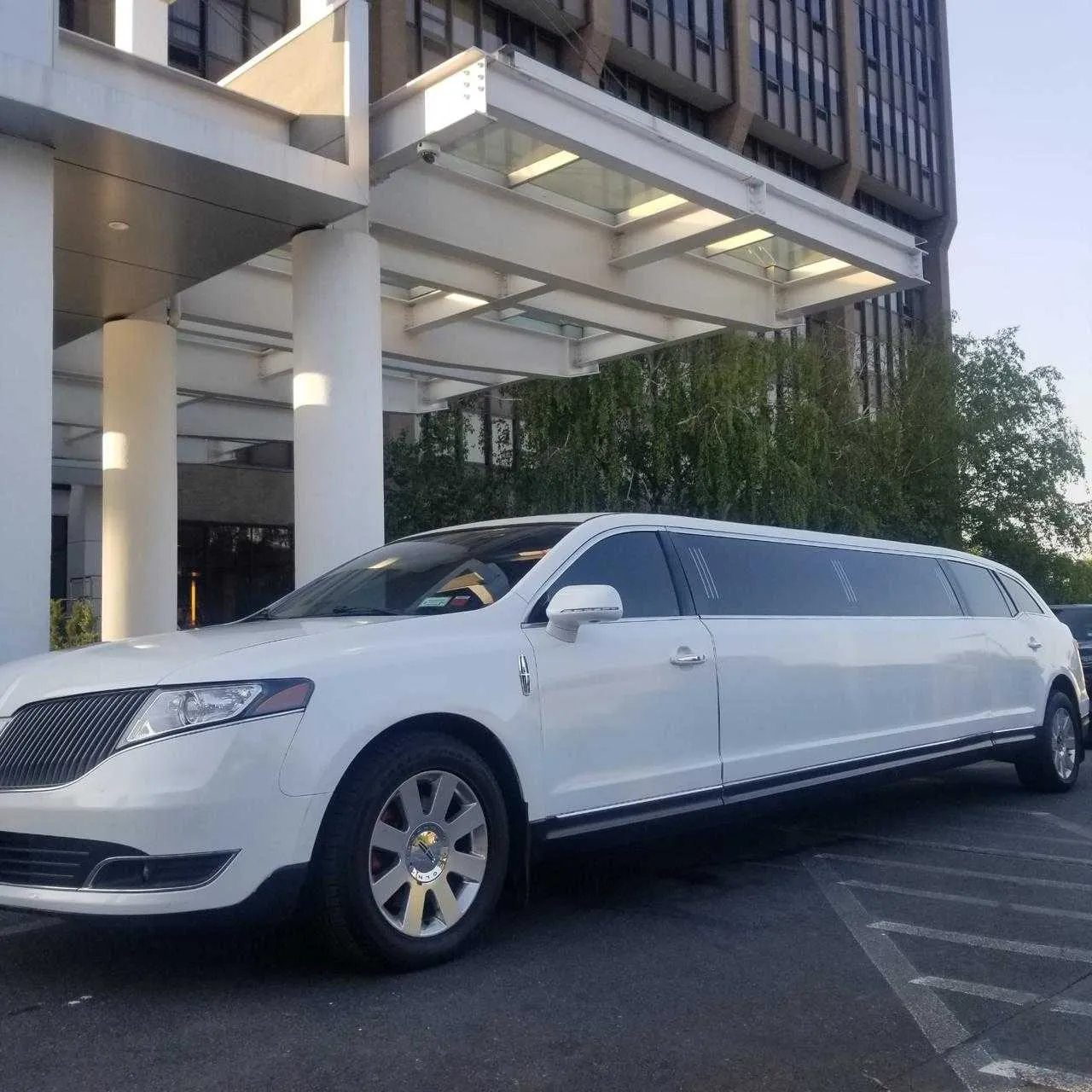 White Lincoln MKT Limo for limo rental in Jefferson County, OH