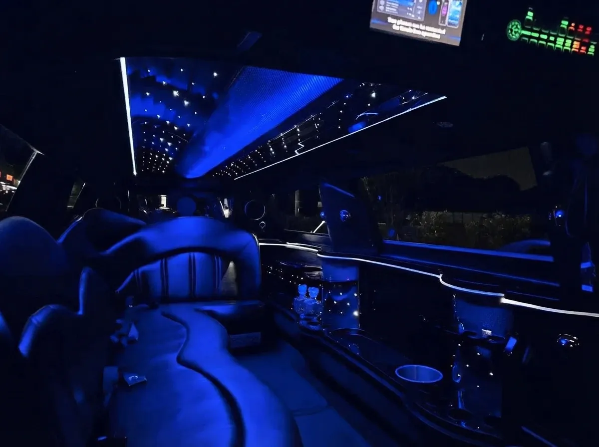 Black-painted Lincoln MKT Limousine [3]