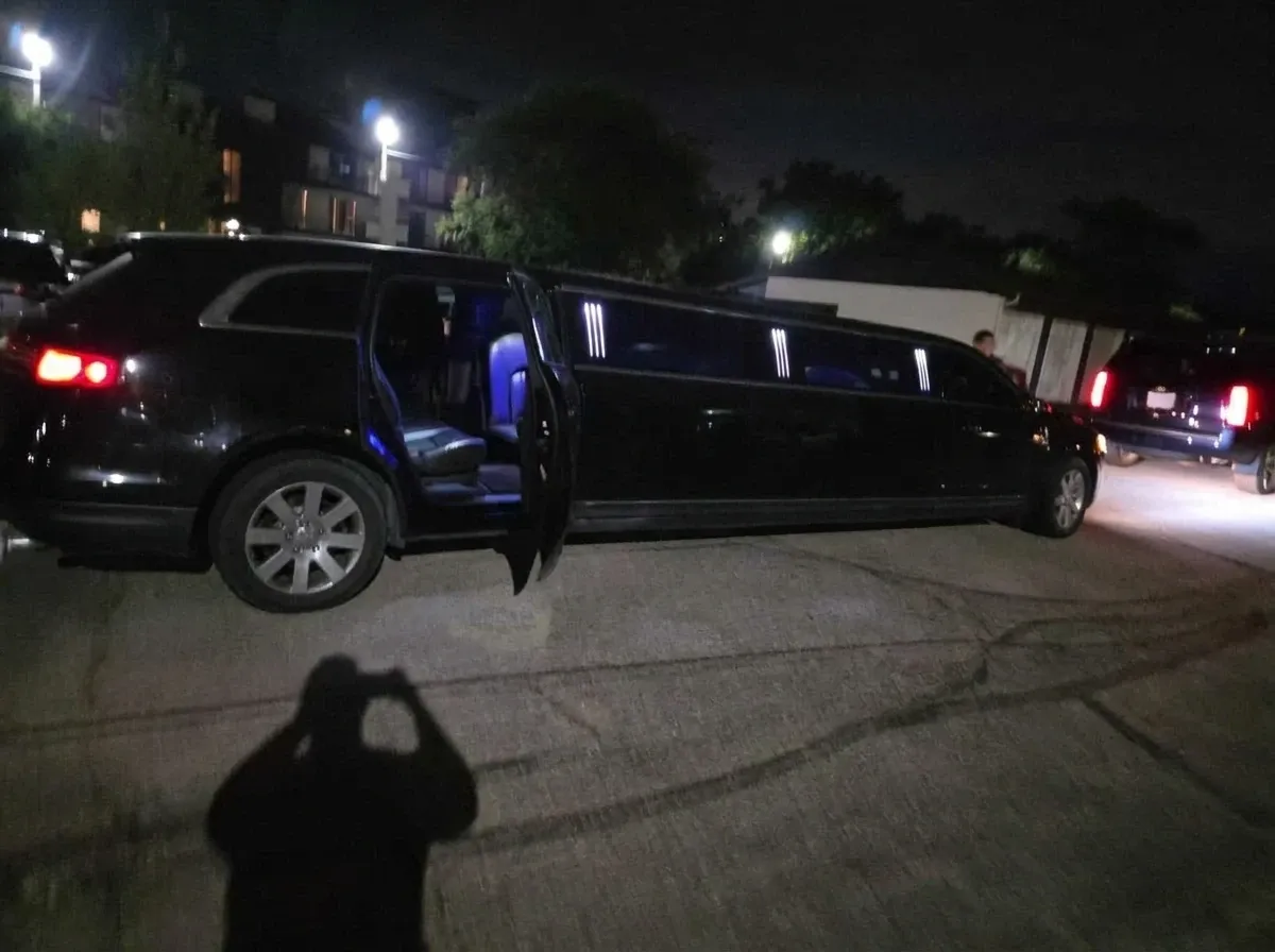 Black-painted Lincoln MKT Limousine [2]