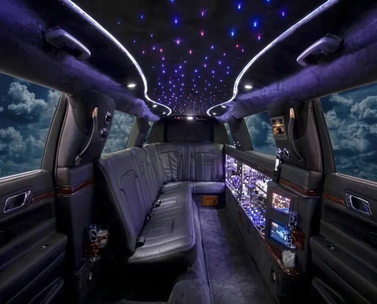 Black-painted Lincoln MKT Super Limousine [2]