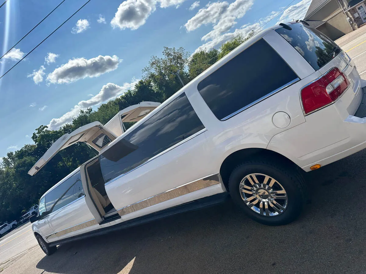 White 18 Passenger Lincoln Navigator exterior with tinted windows, photo 6 for limo rental