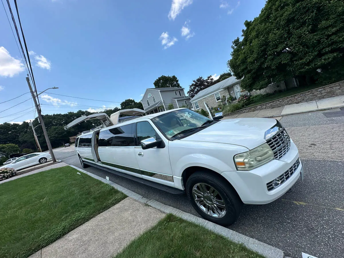 White 18 Passenger Lincoln Navigator exterior for limo rental