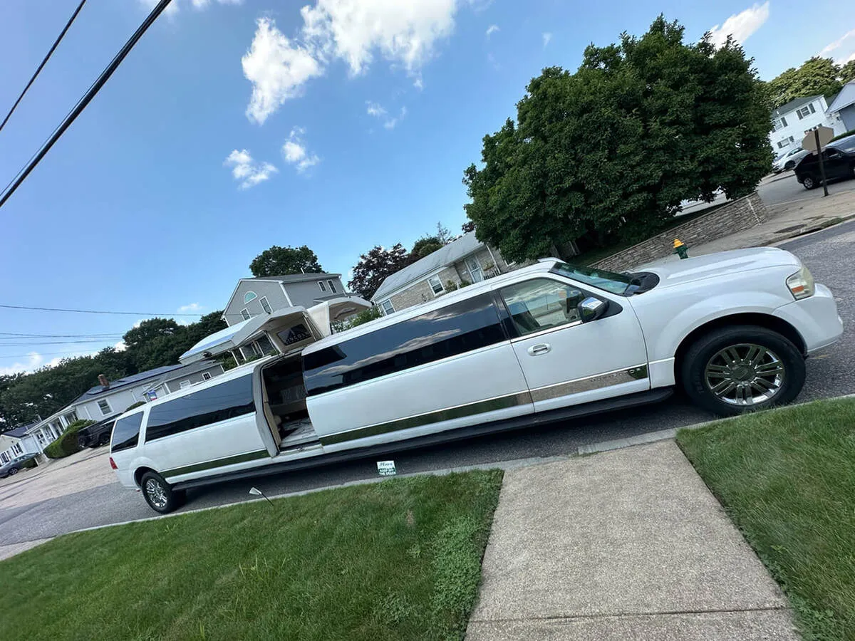 White 18 Passenger Lincoln Navigator exterior with tinted windows for limo rental