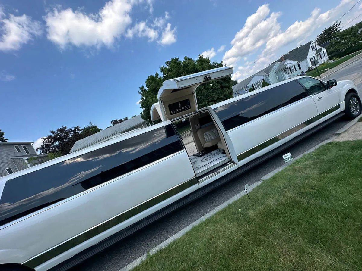 White 18 Passenger Lincoln Navigator exterior with tinted windows, photo 4 for limo rental
