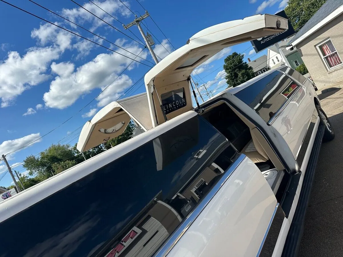 White 18 Passenger Lincoln Navigator exterior with tinted windows, photo 5 for limo rental