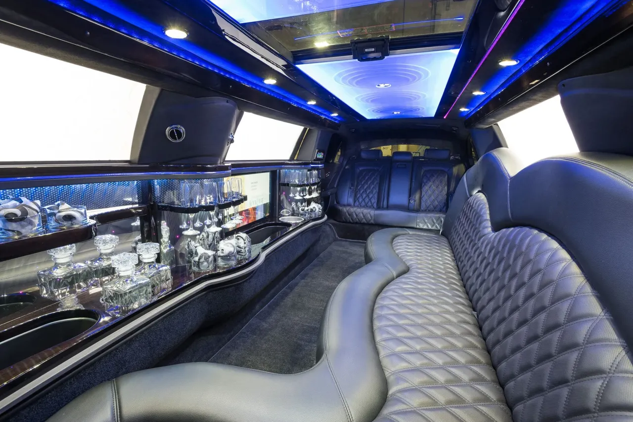Lincoln Town Car 10 Passenger Limousine White Lincoln Town Car 10 Passenger Limousine for limo rental