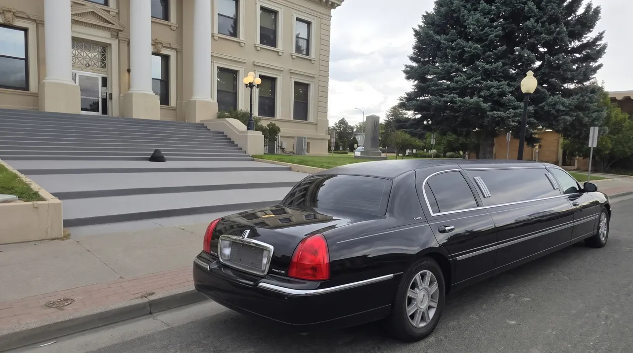 Black-painted Lincoln Town Car Limousine [8]