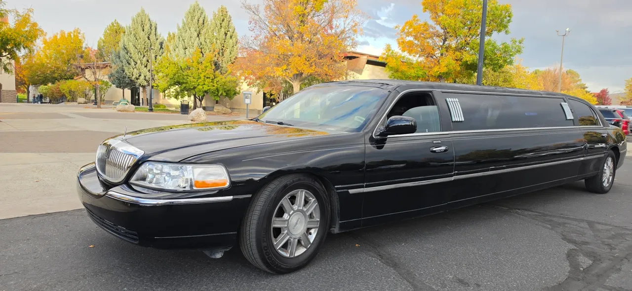 Black-painted Lincoln Town Car Limousine [6]