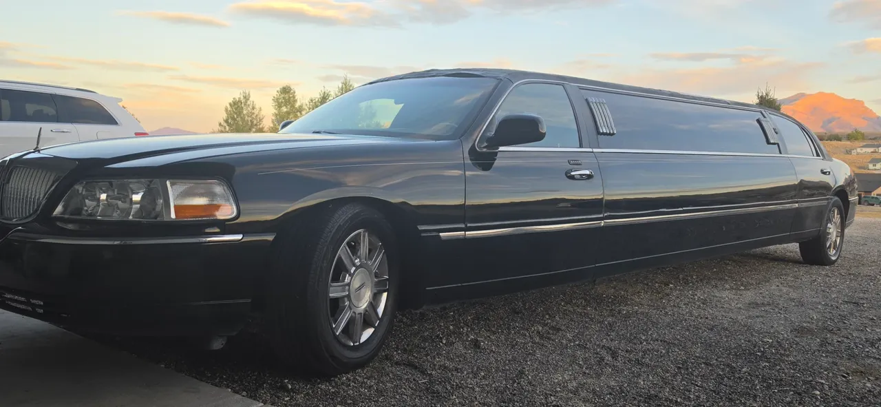Black-painted Lincoln Town Car Limousine [7]